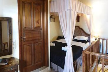 Отель Odos Oneiron Boutique