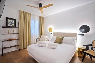 هتل Casa Trafalgar Barcelona