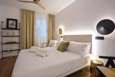 هتل Casa Trafalgar Barcelona