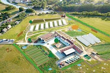 Отель Little Farm Comfort&prestigehouse