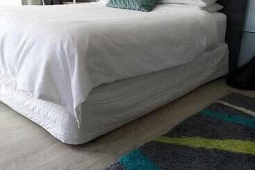 ペンション Three Bedrooms Two Bathrooms Ground Floor Only Not The Whole House