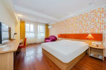 هتل Home Inn Chongqing Lianglukou Station