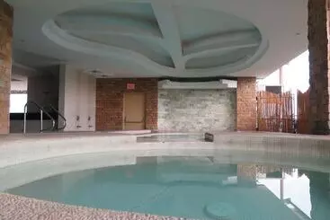 The Pinnacle Hotel And Suites