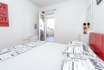 בית מלון כפרי Red Coral Apartments