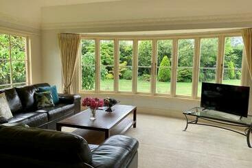 Pin Oaks Luxury Bed & Breakfast