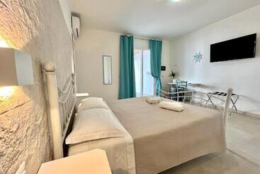 Angolo Mare Apartments & Rooms