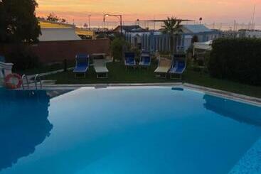 هتل آپارتمان Rex Residence