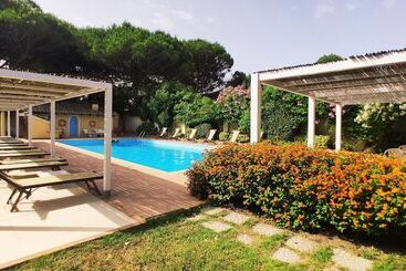 בית מלון כפרי Is Benas Country Lodge