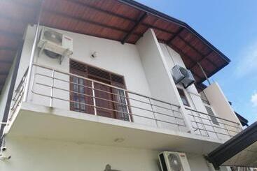 تختخواب و صبحانه Lahiru Airport Villa