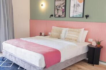 Отель Seven Tel Aviv