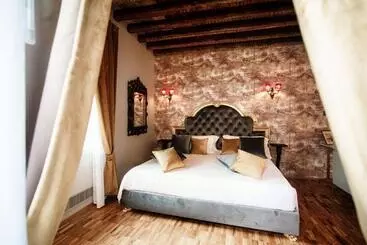 Panzió Aurum   Como Luxury Suites