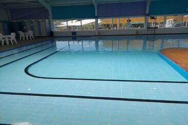 Cabane Cayton Pines Lodge At Cayton Bay Holiday Park