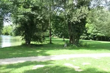 ホテル Munich Camping Glamping And Dorms