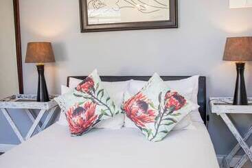 ホテル Four Oaks Guesthouse