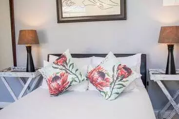 ホテル Four Oaks Guesthouse