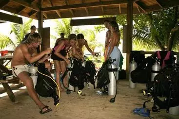 هتل Las Rocas Resort And Dive Center