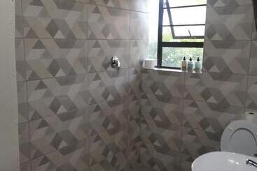 هتل The Thatch Hide