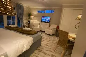 Bed and Breakfast De Vijverkamer     Privé Diner Op De Kamer Mogelijk!!