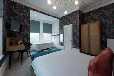 هتل The Clarence Boutique Rooms