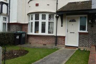 Bed and Breakfast 48 The Fairway, Gravesend