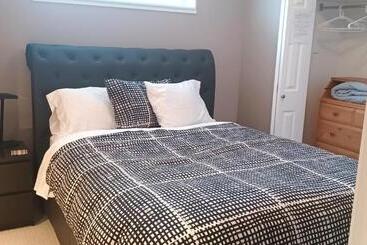 پانسیون 680 Sq Ft Private Space With Ensuite Bathroom