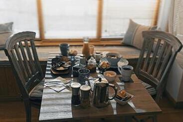 Outlander Boutique B&b King