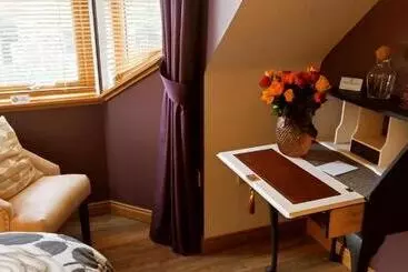 Outlander Boutique B&b King