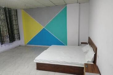 Hotel Oyo 87740 The Paris