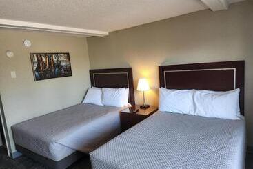 فندق على الطريق Queen City Inn