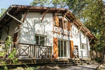 펜션 Roofless Surf Lodge