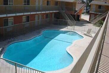 모텔 Chateau Inn & Suites