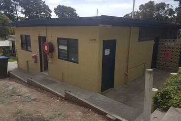 בית מלון כפרי Lakes Caravilla Caravan Park