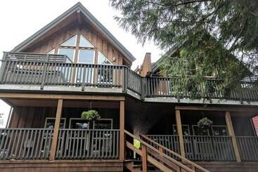 קוטג'' Wild Pacific Waterfront Cabins