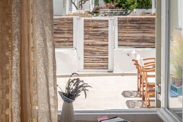 Aparthotel Plakes Sea View Suites