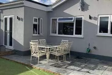 Mökkimajoitus Beautiful 2 Bed Bungalow In Canvey Island