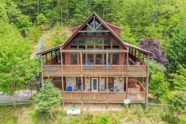 Сельский дом Rocky Top Hideaway Theater Room Pool Table And Arcade Gaming System