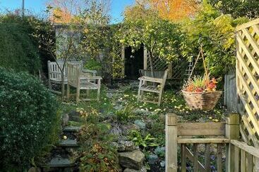 Charming Cottage In The Heart Of Sherborne