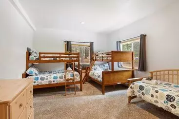 Mökkimajoitus Truckee Pines Retreat Game Room & Forest Views