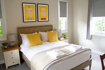 Lock Keepers Cottage  Detached House In The City