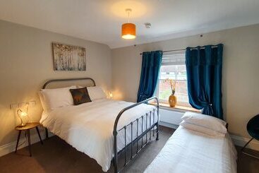 Отель The Adam & Eve