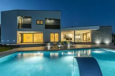 Vakantiehuisje A Modern Luxury Villa With A Crystalclear Swimming Pool And Cultivated Garden