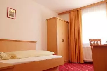 בית מלון כפרי Zu Den Linden