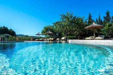 هتل Finca Can Estades