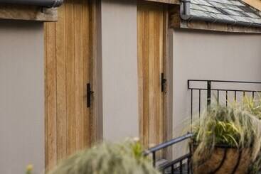 פונדק The Leaping Salmon