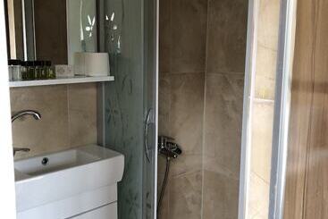 בית מלון כפרי Wisteria Guest House