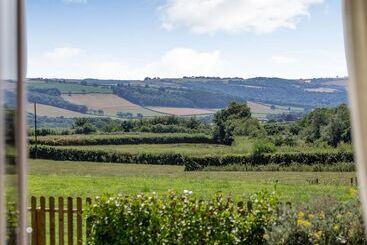 Mökkimajoitus Elworthy Lodge