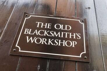 קוטג'' The Old Blacksmith's Workshop