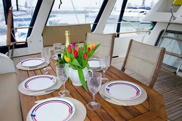 ホテル Motor Yacht Calypso