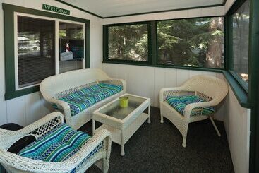 Goshorn Lake Cottages