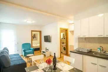 آپارتمان‌های توریست‌ها Apartmani Central 7 & Free Parking